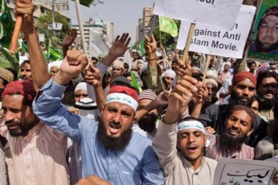 Ανθρώπινα κτήνη: Λίντσαραν μέχρι θανάτου φοιτητή Θεολογίας για βλασφημία (βίντεο)